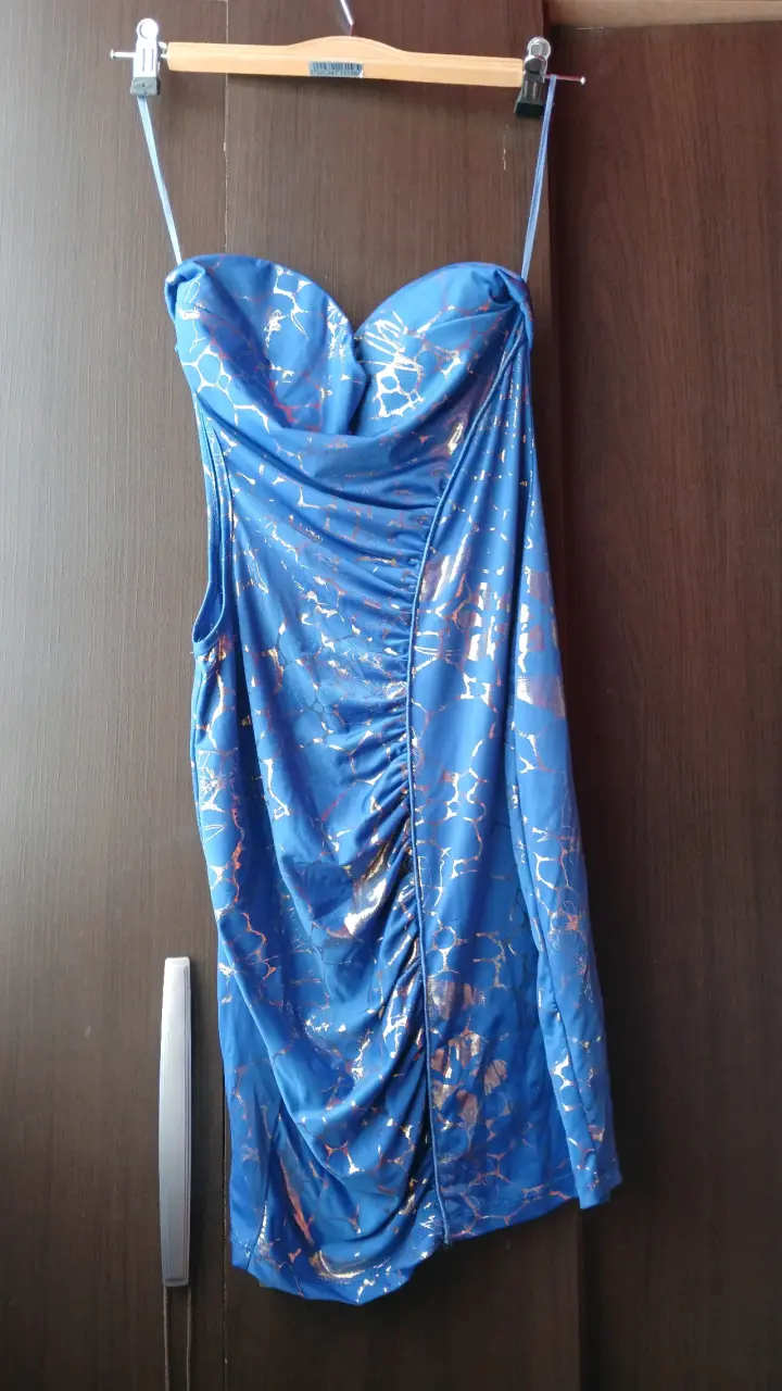 Vestido corto azul strapless con diseño metálico - 2
