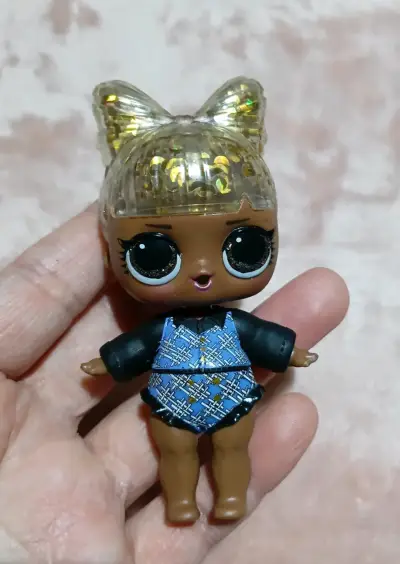 Muñeca LOL Surprise con moño dorado - miniatura 2