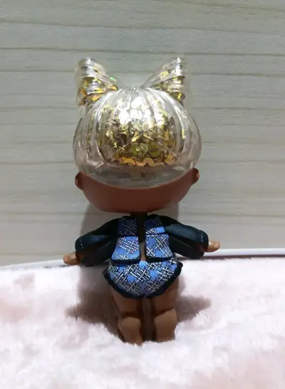 Muñeca LOL Surprise con moño dorado - miniatura 3