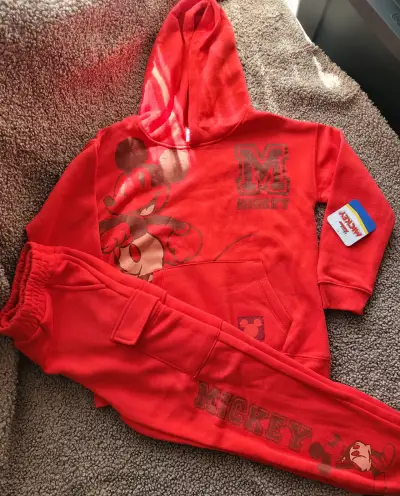 Conjunto de polerón y pantalón Mickey rojo para niños - miniatura 3