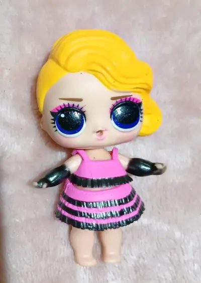 Muñeca LOL Surprise con vestido rosa y negro - miniatura 1