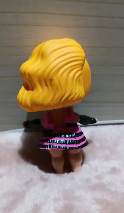 Muñeca LOL Surprise con vestido rosa y negro - miniatura 2