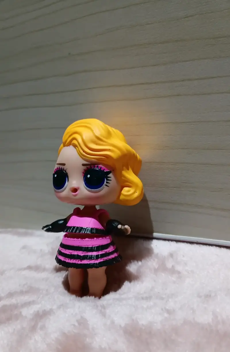 Muñeca LOL Surprise con vestido rosa y negro - 3