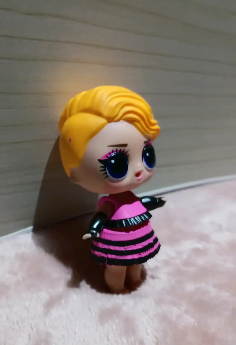Muñeca LOL Surprise con vestido rosa y negro - 4