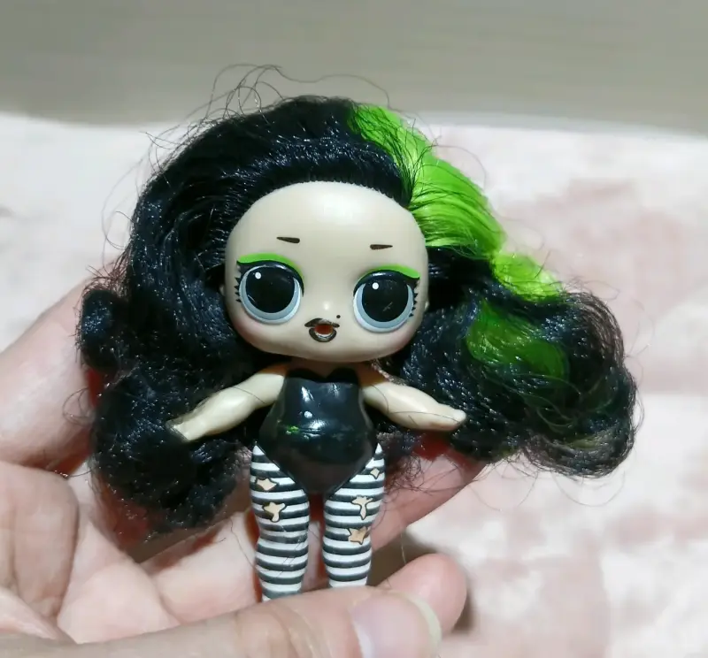 Muñeca LOL Surprise con cabello negro - 1