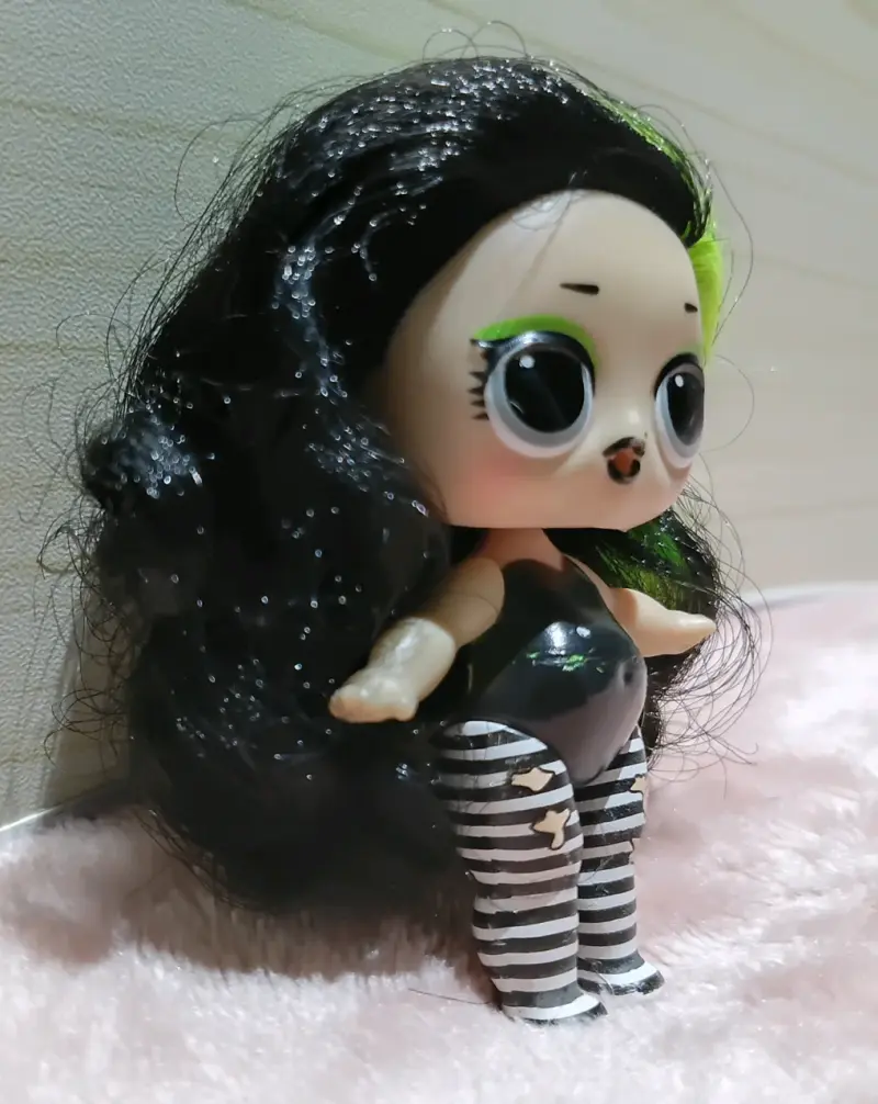 Muñeca LOL Surprise con cabello negro - 4