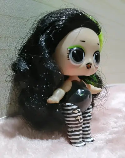 Muñeca LOL Surprise con cabello negro - miniatura 4