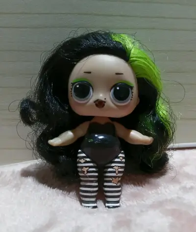 Muñeca LOL Surprise con cabello negro - miniatura 6