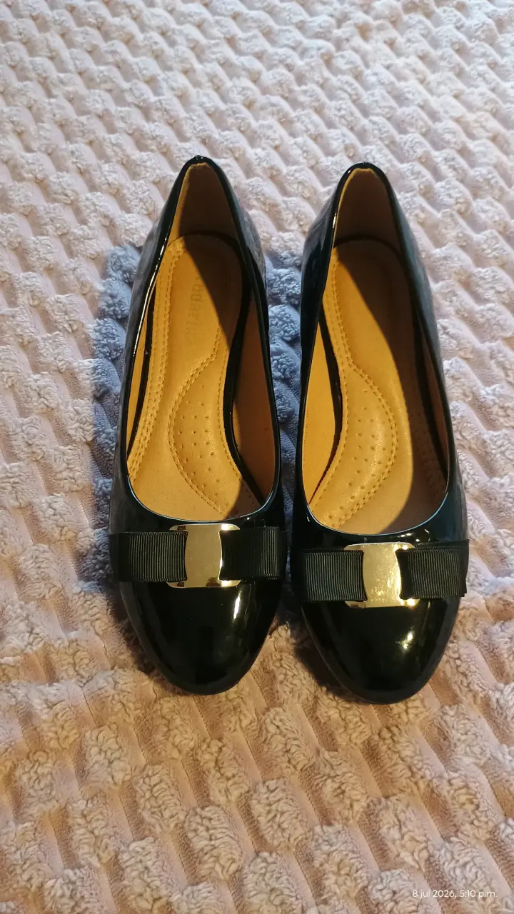 Zapatos de charol negros con lazo elegante