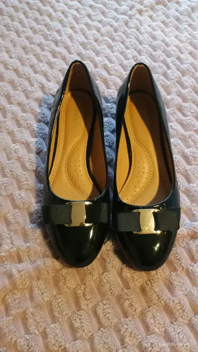 Zapatos de charol negros con lazo elegante - miniatura 1