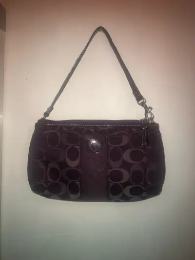 Cartera de mano Coach morada con diseño clásico - miniatura 1