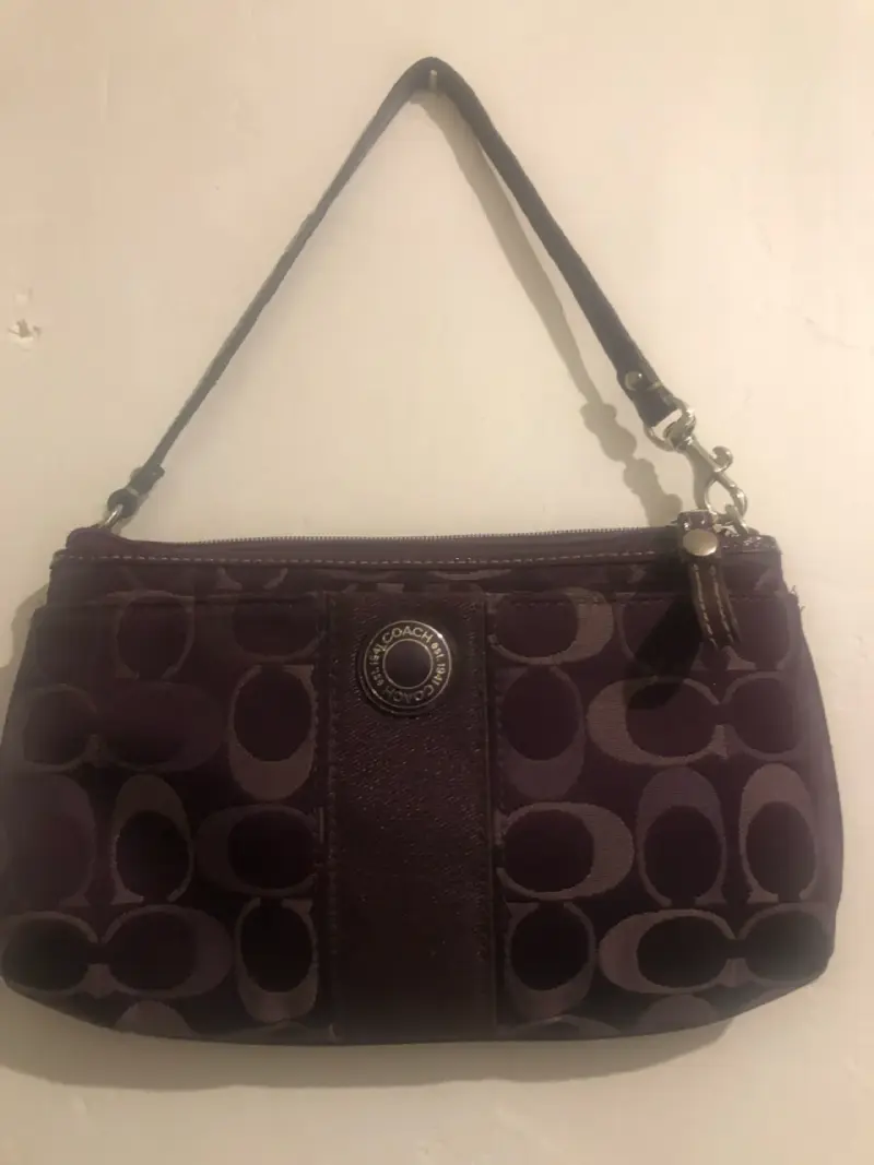 Cartera de mano Coach morada con diseño clásico - 2