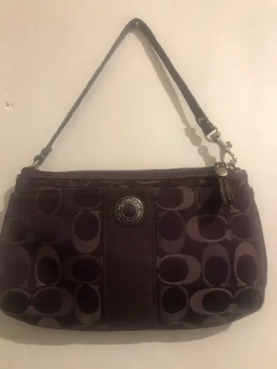 Cartera de mano Coach morada con diseño clásico - miniatura 2