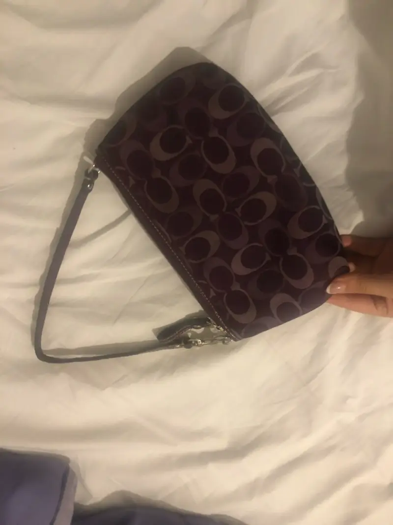 Cartera de mano Coach morada con diseño clásico - 4
