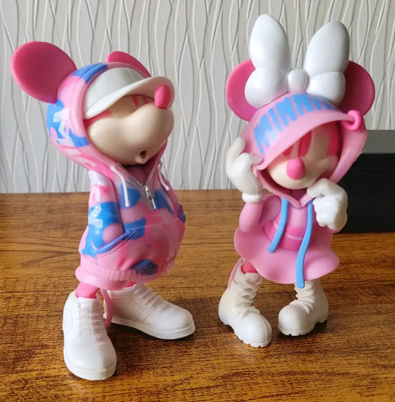 Figuras decorativas de Mickey y Minnie en ropa urbana