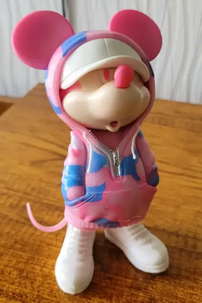 Figuras decorativas de Mickey y Minnie en ropa urbana - miniatura 2
