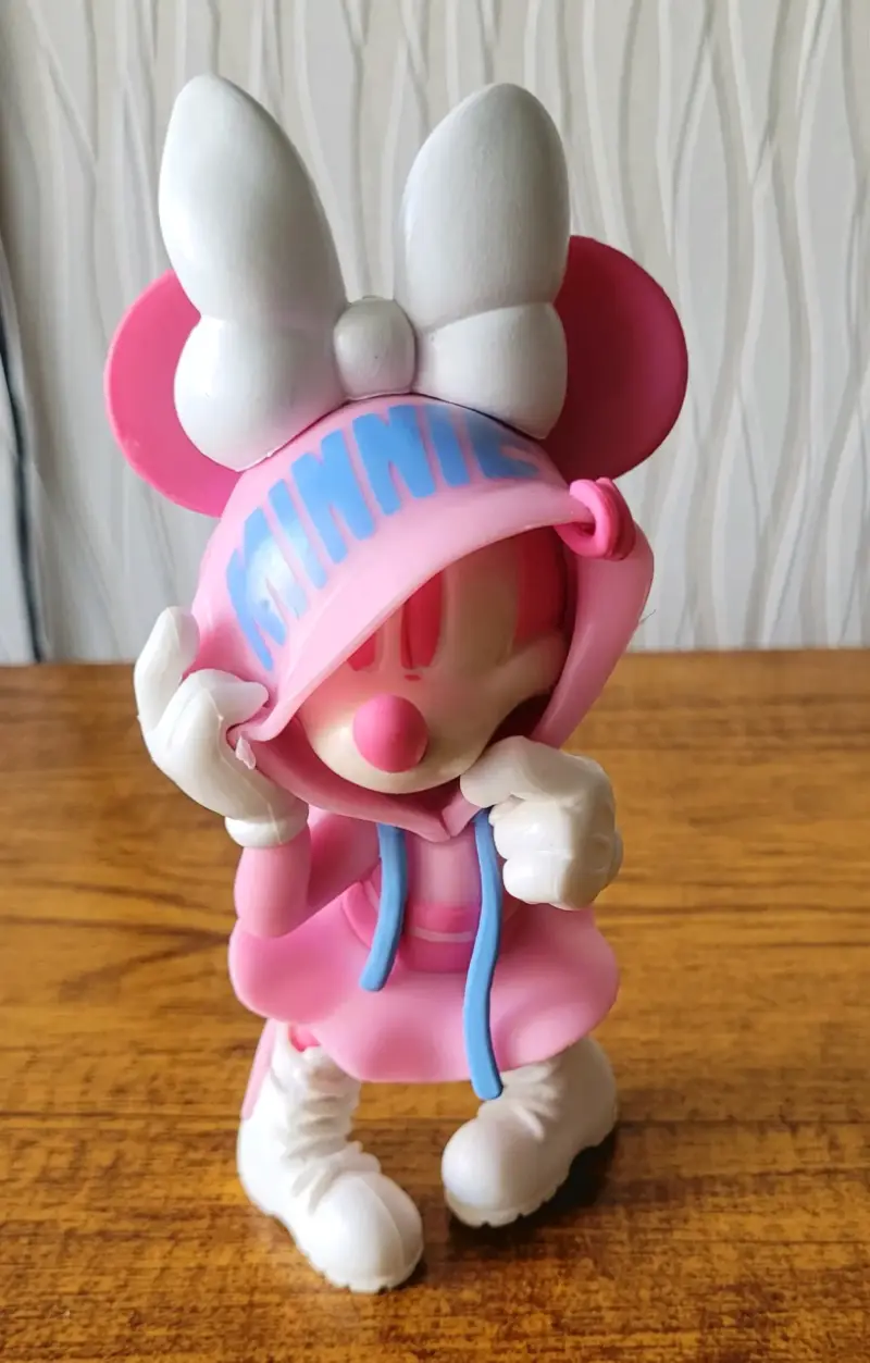 Figuras decorativas de Mickey y Minnie en ropa urbana - 3