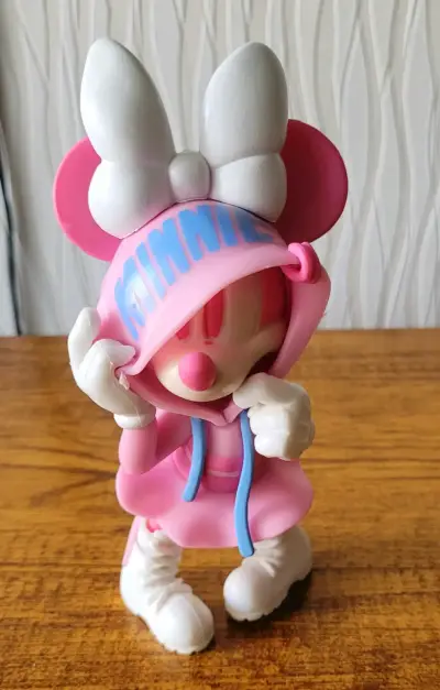Figuras decorativas de Mickey y Minnie en ropa urbana - miniatura 3