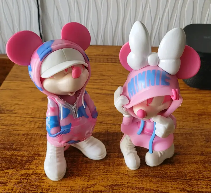 Figuras decorativas de Mickey y Minnie en ropa urbana - 4