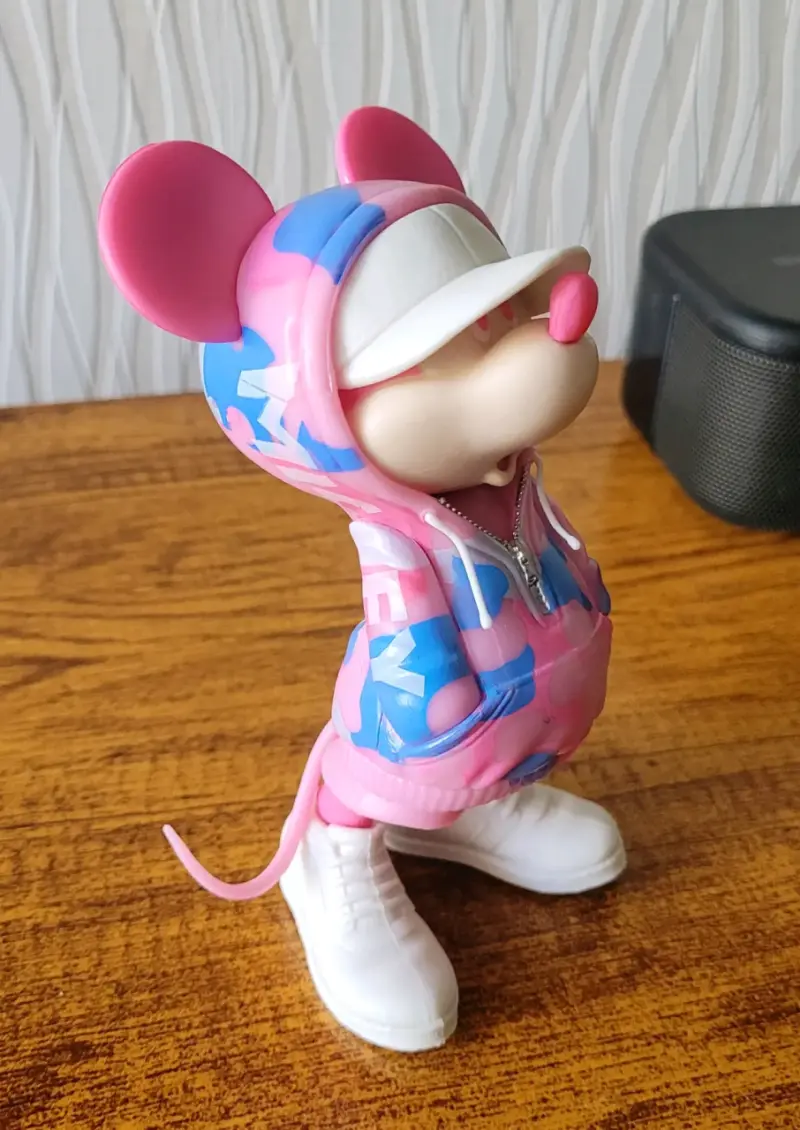 Figuras decorativas de Mickey y Minnie en ropa urbana - 5