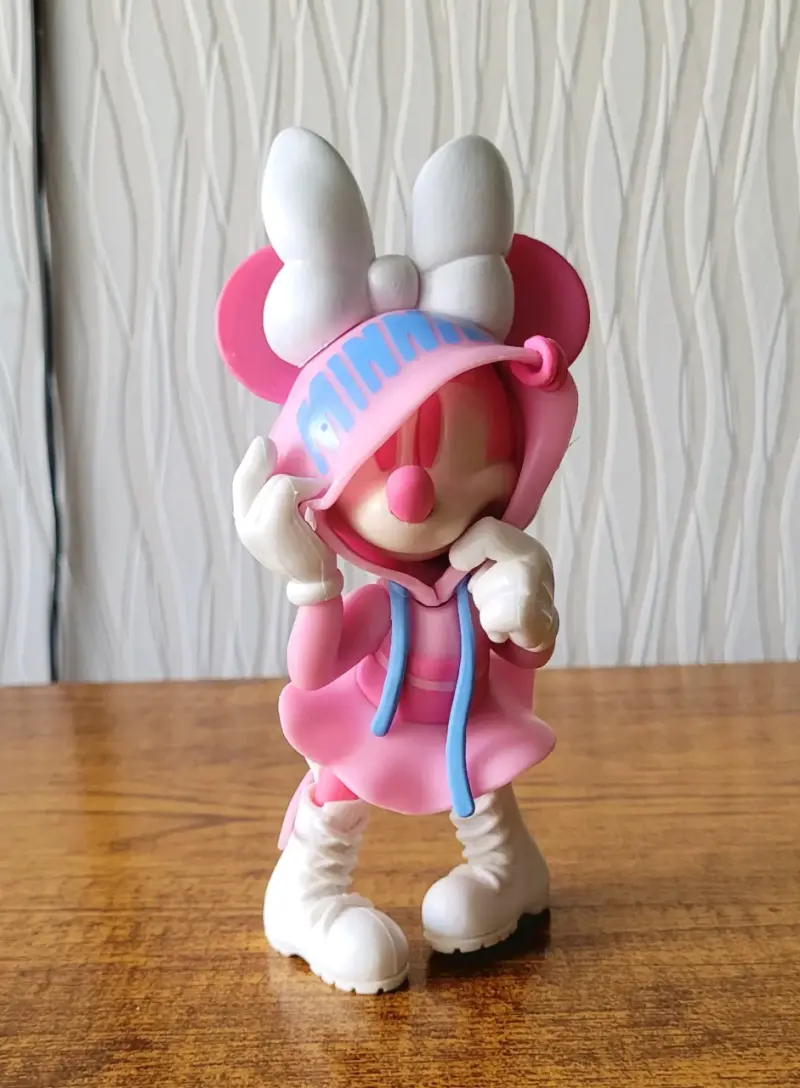 Figuras decorativas de Mickey y Minnie en ropa urbana - 6
