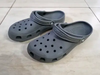 Zuecos Crocs Unisex Gris Cómodos - miniatura 1