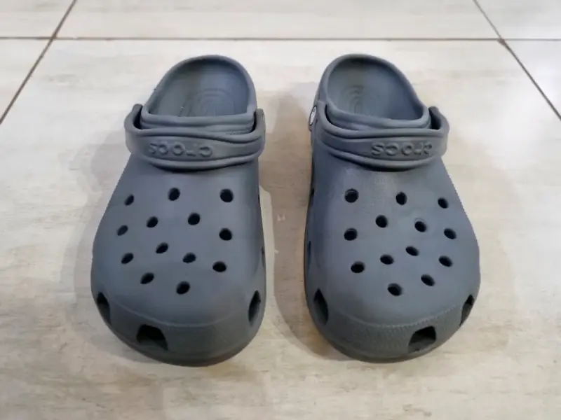 Zuecos Crocs Unisex Gris Cómodos - 2