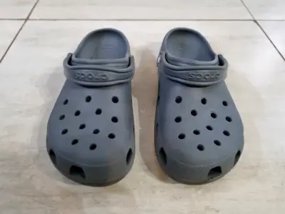 Zuecos Crocs Unisex Gris Cómodos - miniatura 2