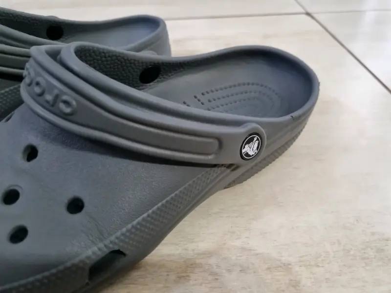 Zuecos Crocs Unisex Gris Cómodos - 3