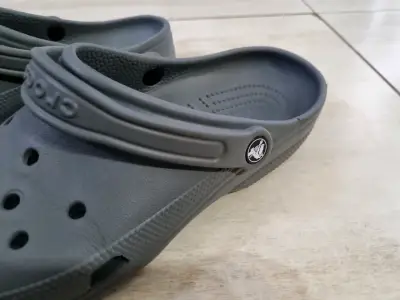 Zuecos Crocs Unisex Gris Cómodos - miniatura 3