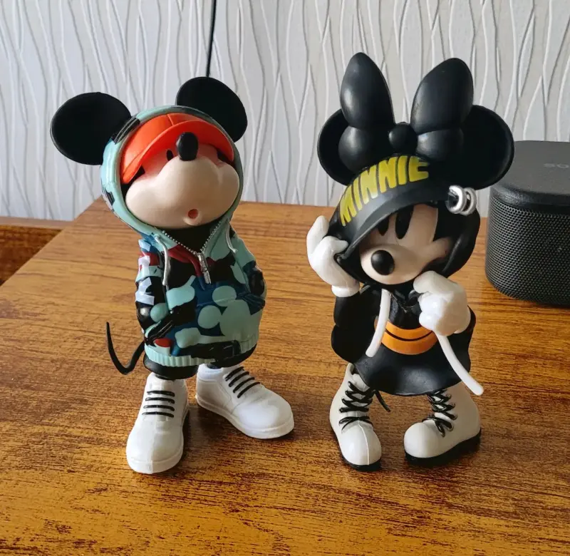 Figuras decorativas de Mickey y Minnie estilo urbano