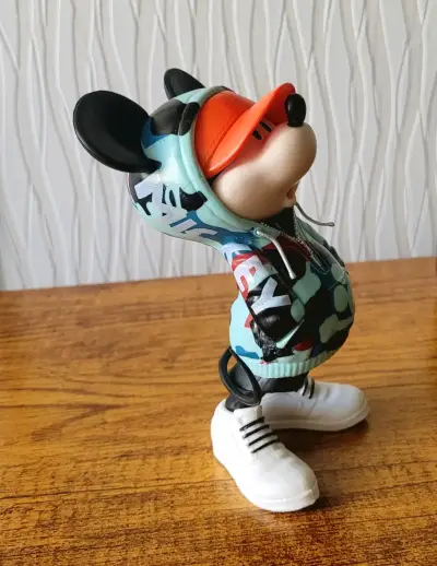Figuras decorativas de Mickey y Minnie estilo urbano - miniatura 3