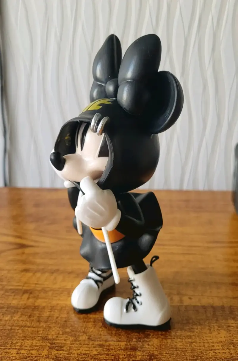Figuras decorativas de Mickey y Minnie estilo urbano - 5