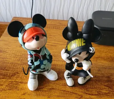 Figuras decorativas de Mickey y Minnie estilo urbano - miniatura 6