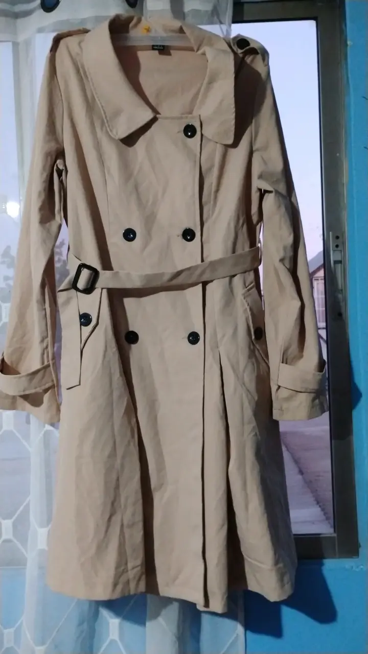 Abrigo trench beige con cinturón - 1