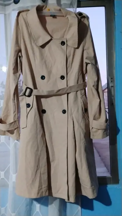 Abrigo trench beige con cinturón - miniatura 1