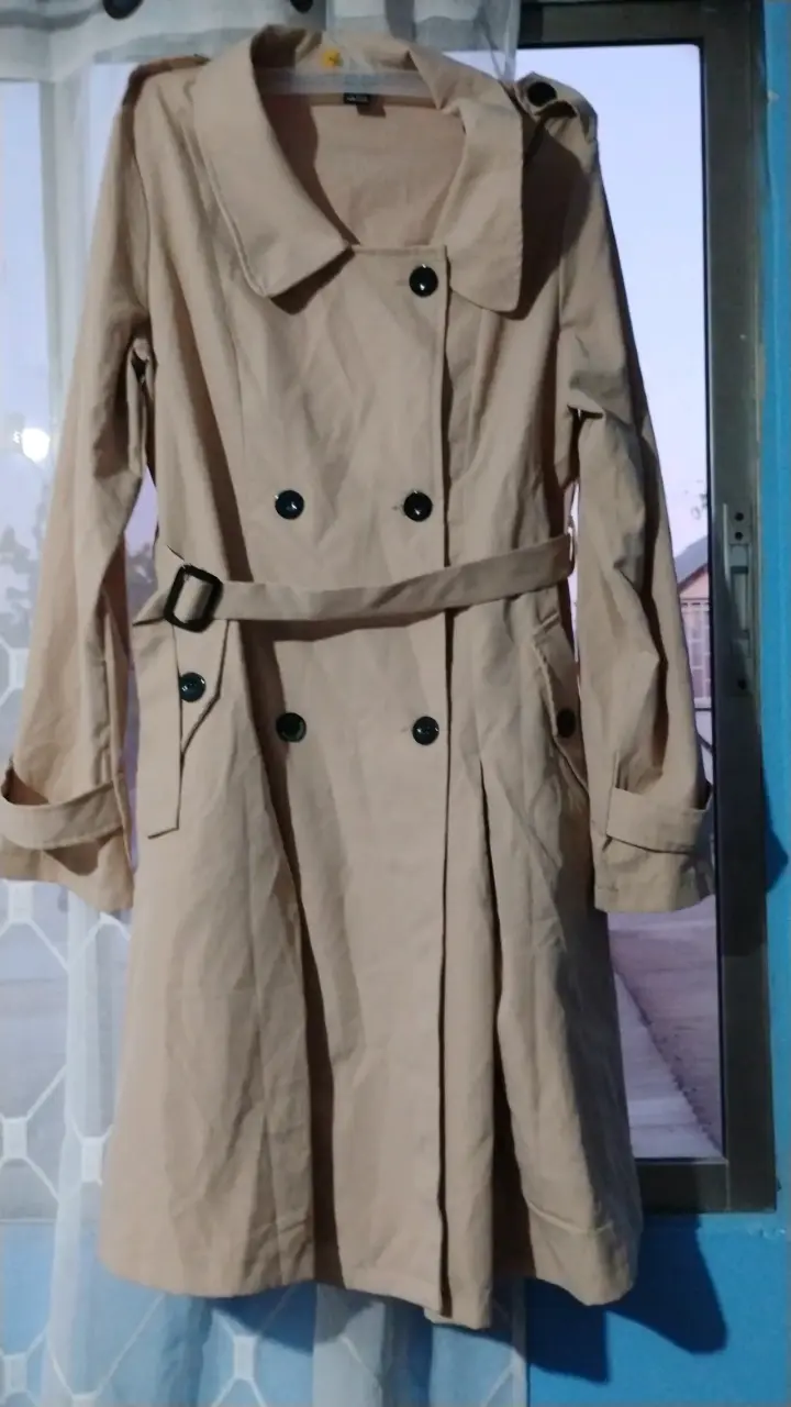 Abrigo trench beige con cinturón - 2