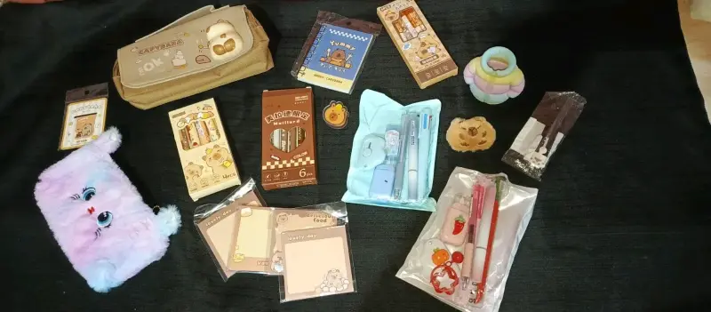 Set de papelería kawaii con estuche y accesorios - 2