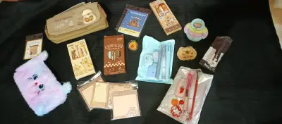 Set de papelería kawaii con estuche y accesorios - miniatura 2