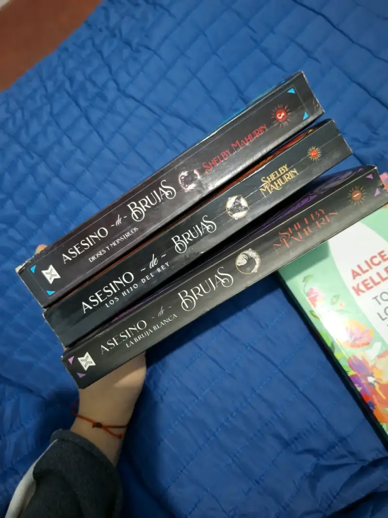 Colección de libros Asesino de Brujas y Alice Kellen - 2