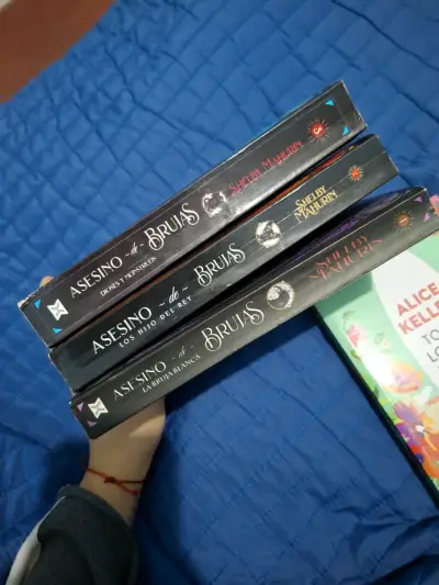 Colección de libros Asesino de Brujas y Alice Kellen - miniatura 2