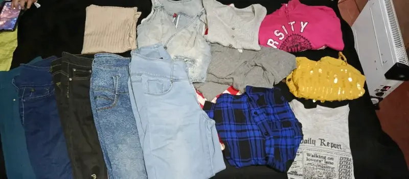 Lote de ropa variada para mujer en buen estado