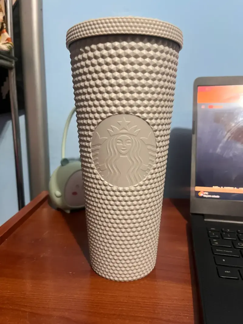 Vaso gris Starbucks con textura - 1