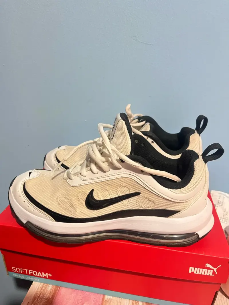 Zapatillas deportivas Nike blancas con negro - 1