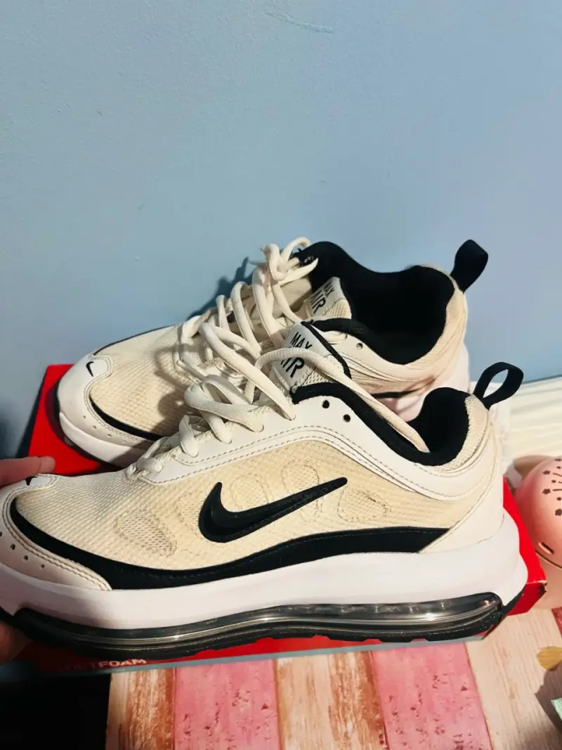Zapatillas deportivas Nike blancas con negro - 2