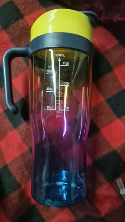 Botella medidora de 1200 ml con tapa amarilla - miniatura 1