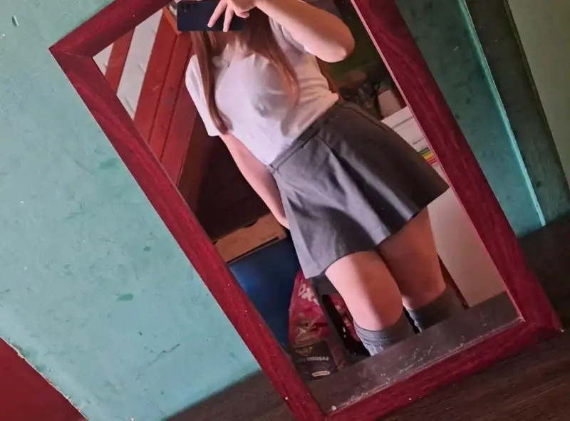 Falda escolar gris para mujer