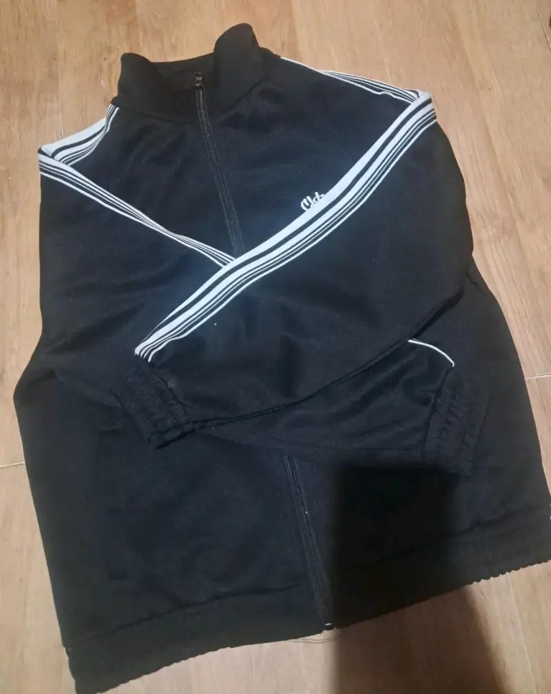 Chaqueta deportiva negra con rayas blancas