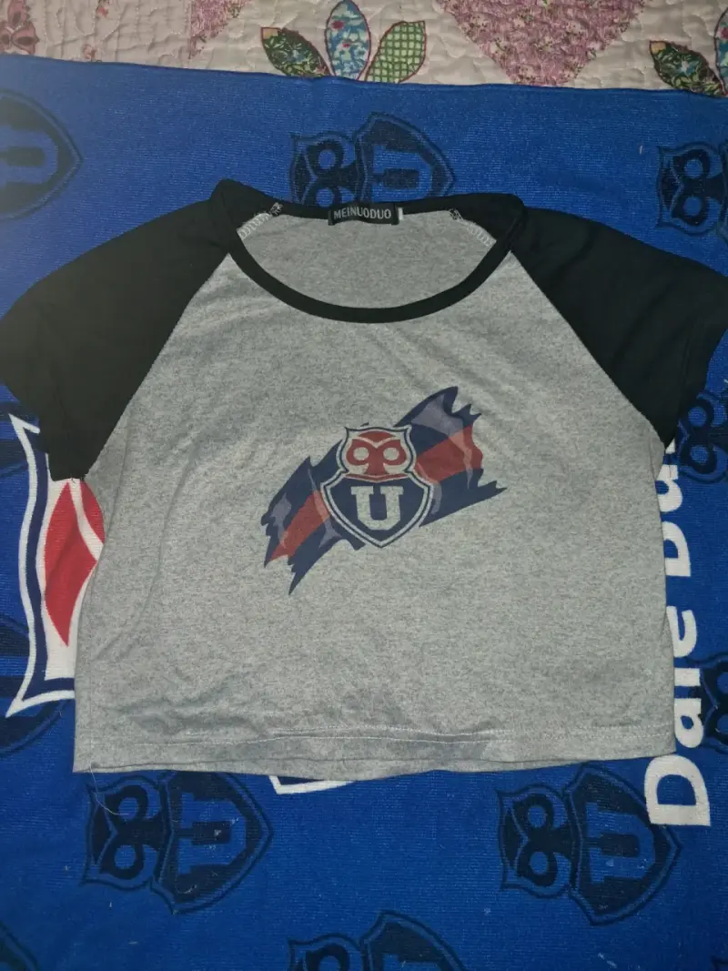 Polera gris con logo de la U de Chile - 1