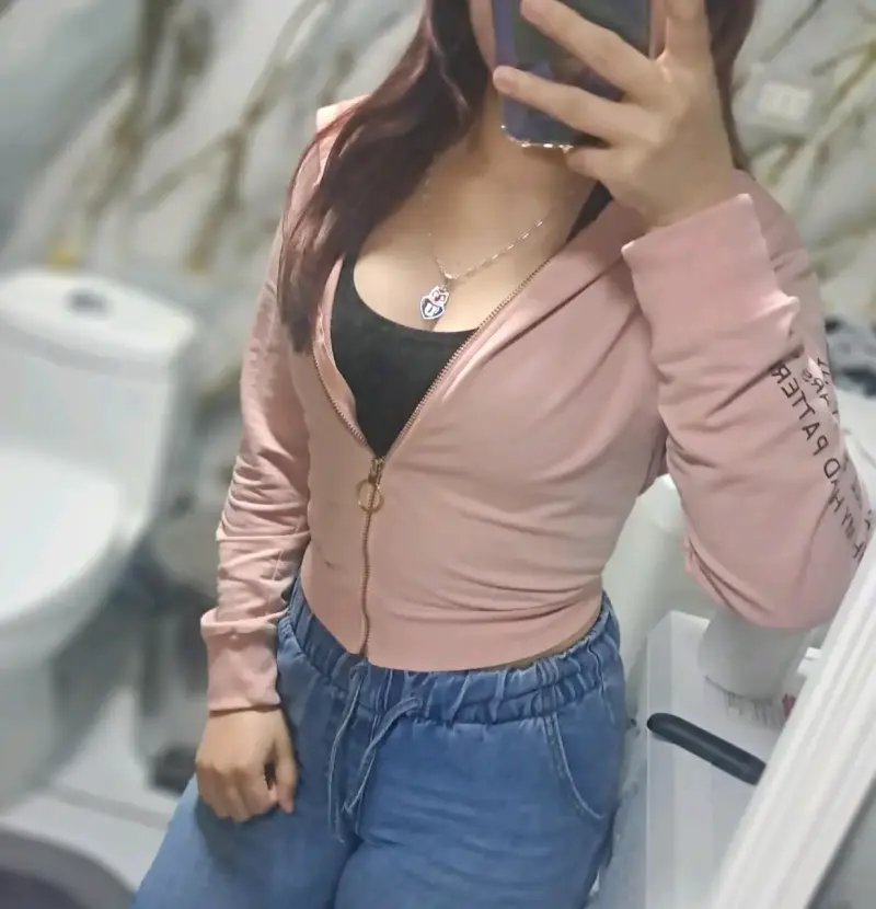 Polerón rosado con capucha y cierre